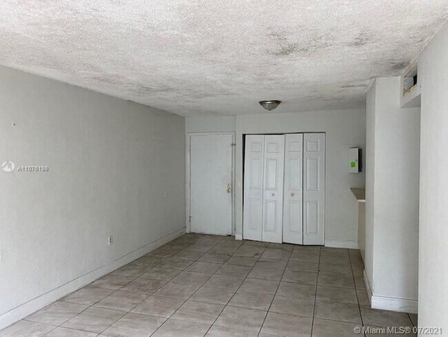 Building Photo - 8870 Fontainebleau Blvd