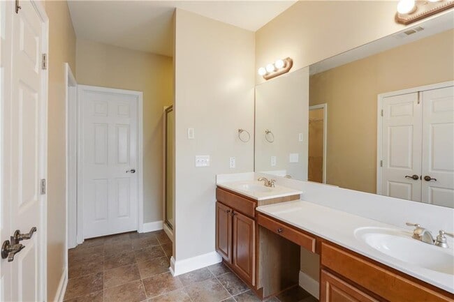 Building Photo - 5060 Windcrest Ln