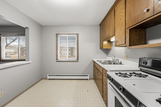 Building Photo - Spacious 2BR/1Bath Available Now!