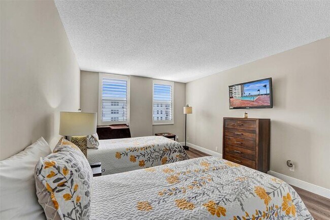 Building Photo - 1149 Hillsboro Mile