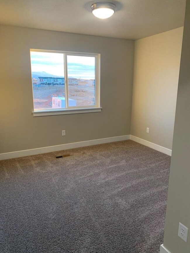 Building Photo - Price reduced! Beautiful Town home in Cedar City