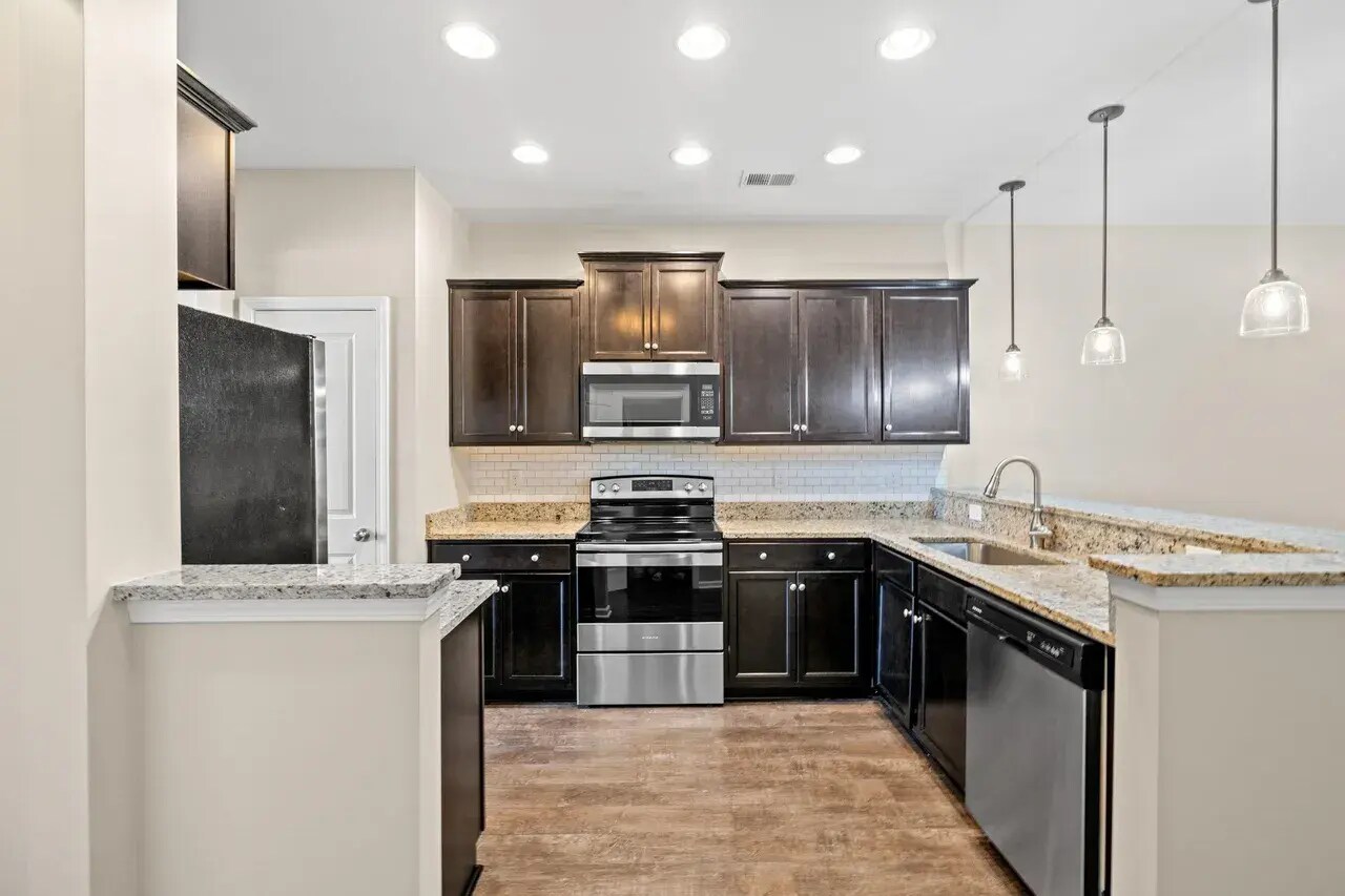 Building Photo - 261 Castle Dr