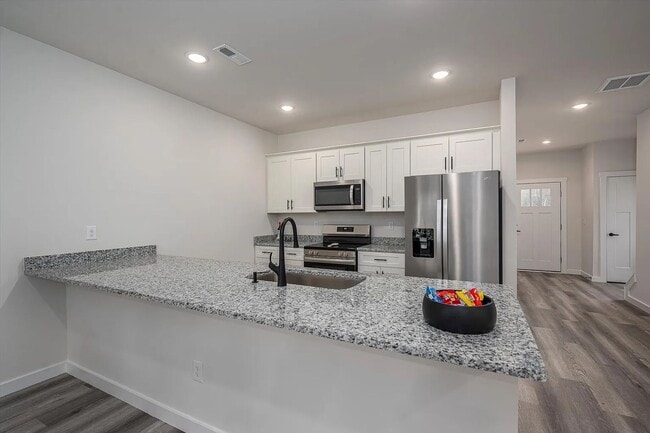 Building Photo - 2025 Built Townhome - Move-In Ready!