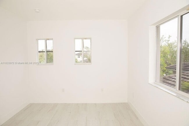 Building Photo - 273 SE 32nd Ave
