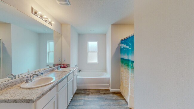 Building Photo - 5 Bedroom / 3 Bathroom Home  in Hammock Bay w/Fenced in Yard