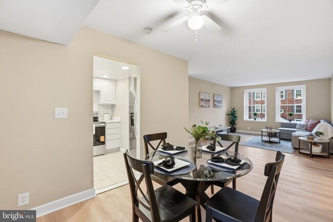 Building Photo - 3059 S Buchanan St