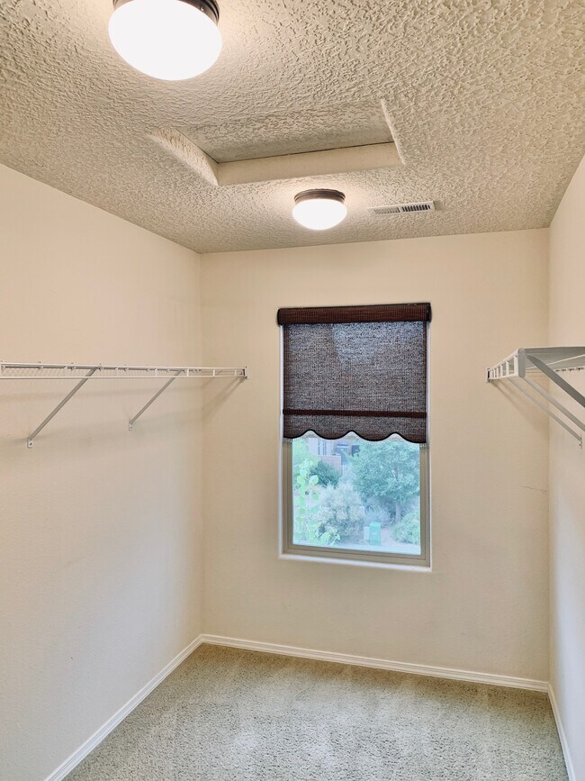 Building Photo - 10847 Fort Point Ln NE