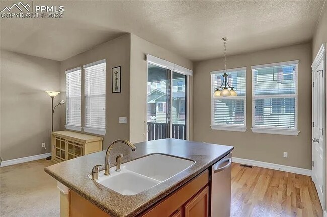Building Photo - Beautiful 2 bedroom townhouse near Pine Cr...