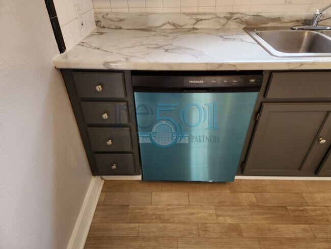 Building Photo - *Coming Soon* Great Hillcrest Find!  2Bedrooms & 1 Bathroom Pefect for UAMS Student(s)