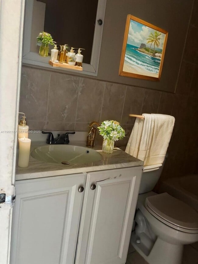 Building Photo - 6541 SW 41st Ct