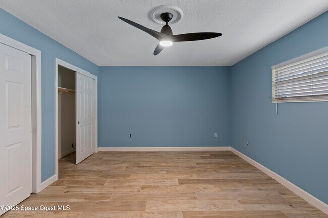 Building Photo - 215 S Robert Way