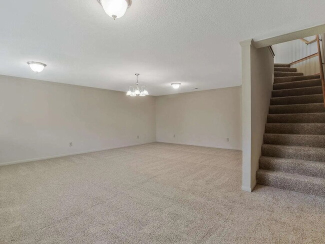 Building Photo - 812 S Red Oaks Cir