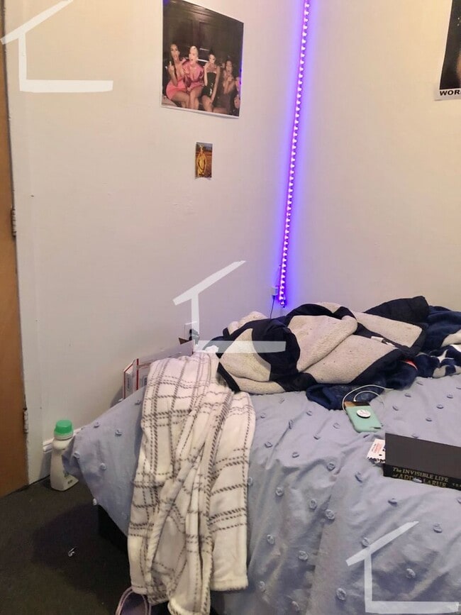 Building Photo - No Brokers Fee, Large 3 Bedroom in South End, Eat-in Kitchen, Dishwasher, Laundry on a Site