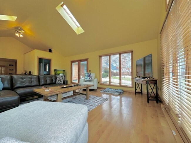 Building Photo - Beautiful / Spacious 3 Bed 3 Bath Ranch Style Single Family Home!