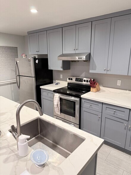 Building Photo - 2241 Village Ct