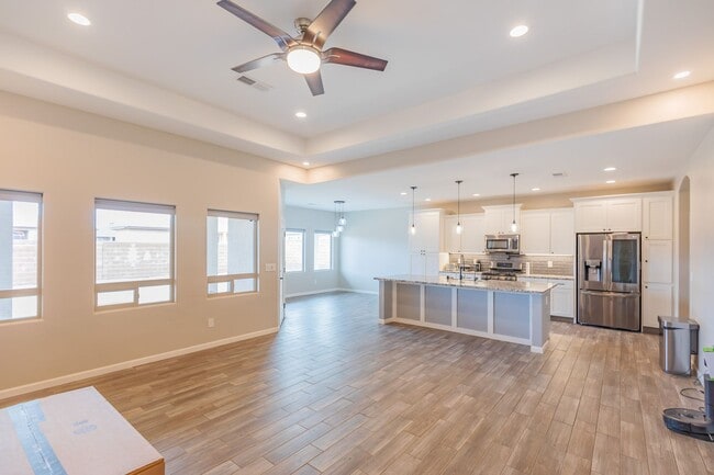 Building Photo - Modern 4 Bed 3 Bath - Pets Allowed!