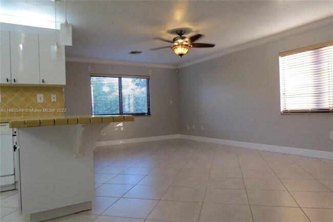 Building Photo - 925 SW 94th Ct