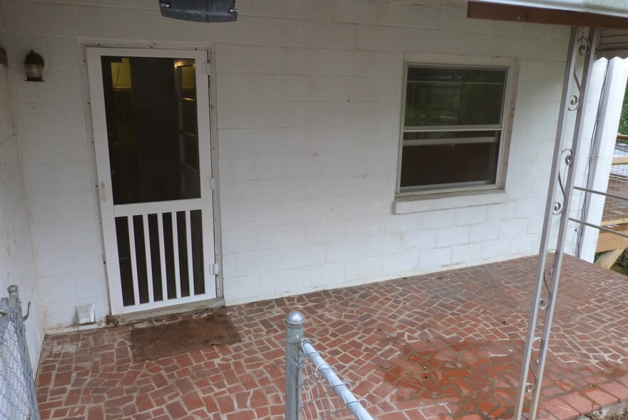 Side porch and entrance - 56 Beverly Rd W