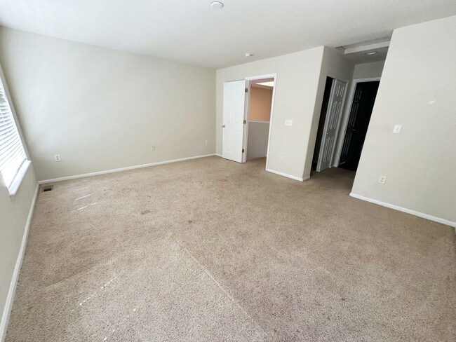 Building Photo - Bright, Spacious 2-Bedroom Home in Aurora with Room to Grow