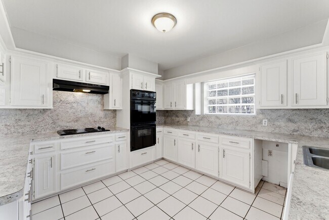 Building Photo - 18 Panorama Dr