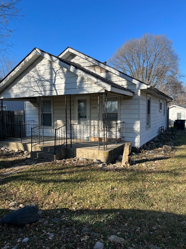 Primary Photo - 2 bedroom, 1 bathroom House! Available now!