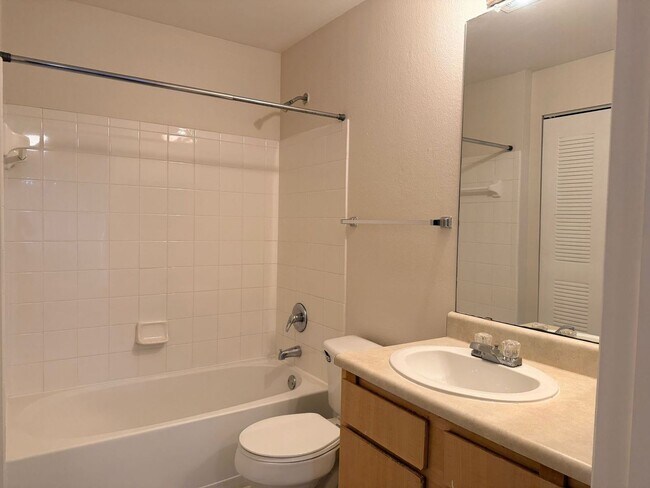Building Photo - 2025 Erving Cir