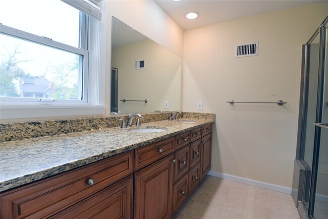 Building Photo - 2235 N Ballas Rd