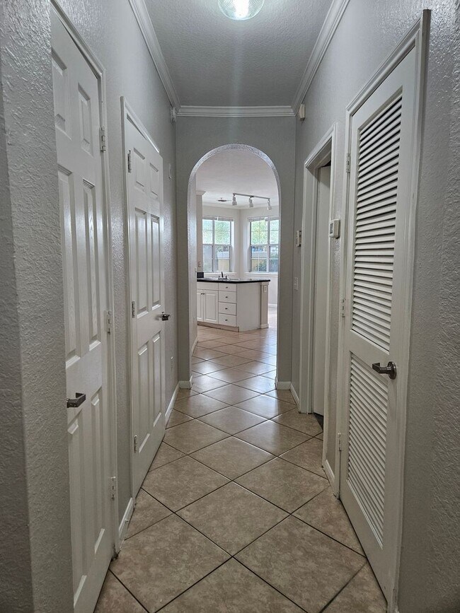 Building Photo - Available now 2/2 Condo Downtown Orlando - Free Water/Sewer/Trash! Pet Friendly!