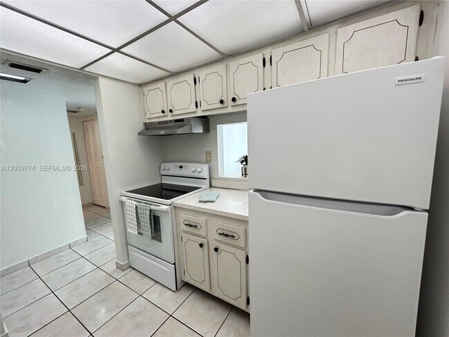 Building Photo - 14301 N Kendall Dr