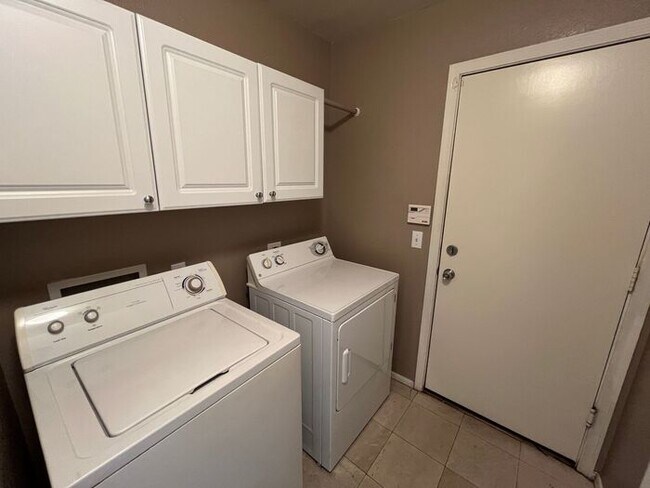 Building Photo - READY TO VIEW NOW! Spacious 3 Bed 2 Bath H...
