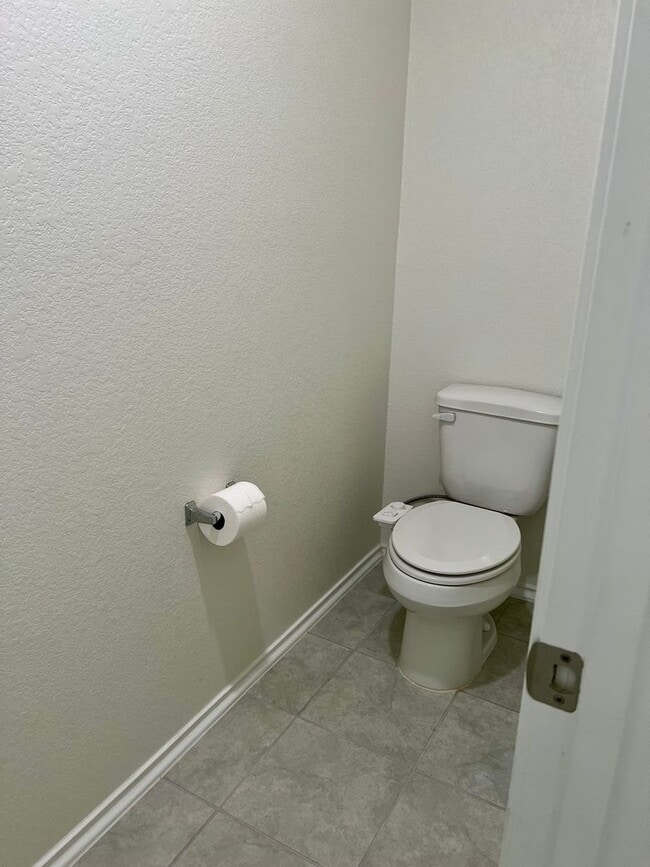 Building Photo - Large 5 Bedroom Home on Corner Lot