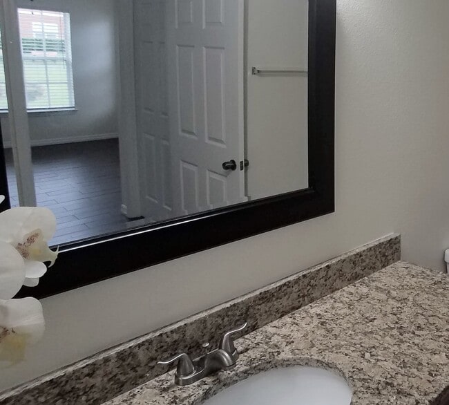 Building Photo - Stunning First Floor 2/2 Lake View  Condo ...