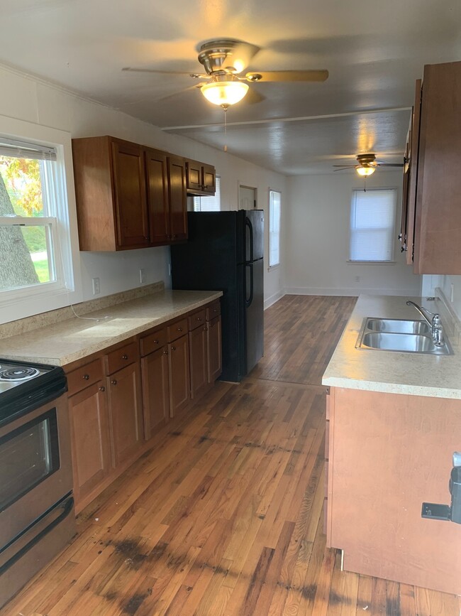 Building Photo - 3315 Valley Dr