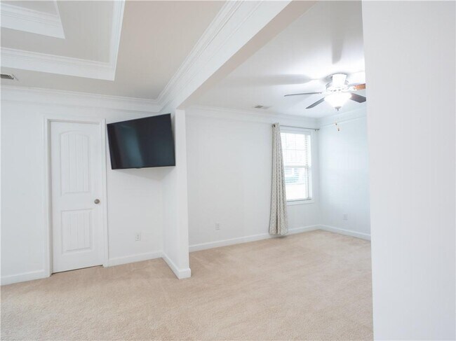 Building Photo - 4865 Alexandria Ave