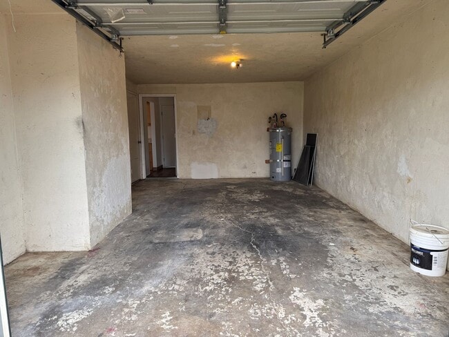 Building Photo - 2 bed 1 1/2 bath duplex in Springfield!