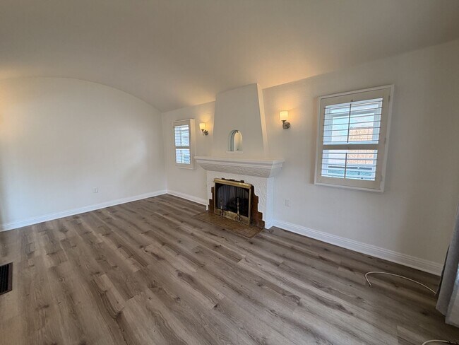 Building Photo - 7307 S Halldale Ave