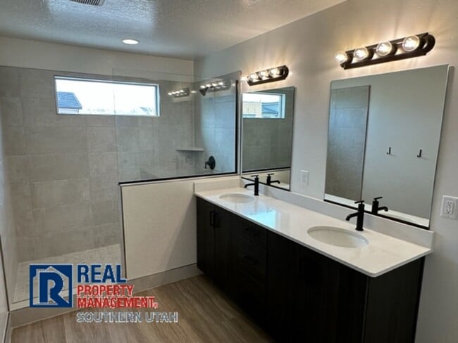 Building Photo - Townhome in South Desert