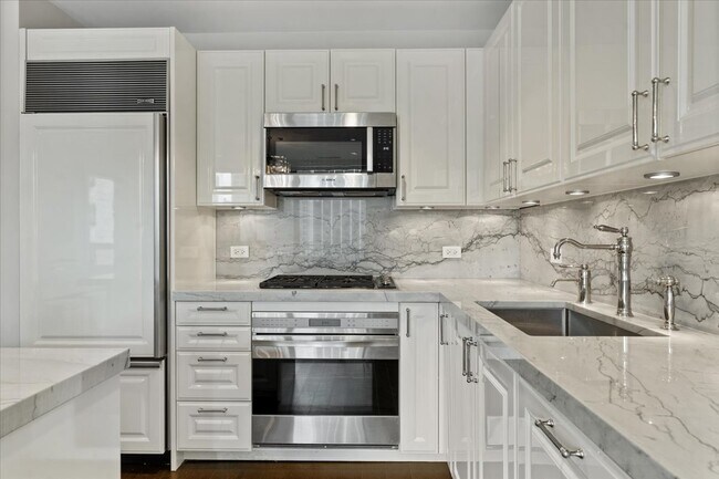 Building Photo - 10 E Delaware Pl
