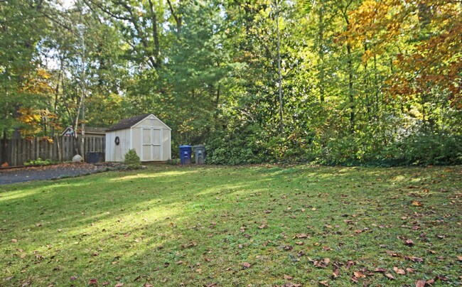 Building Photo - 205 Lakewood Dr