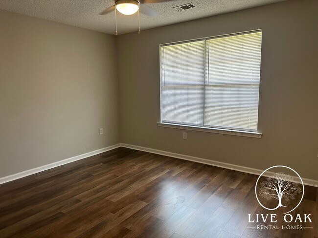 Building Photo - MOVE IN SPECIAL: $500 OFF 1ST MONTH'S RENT!**