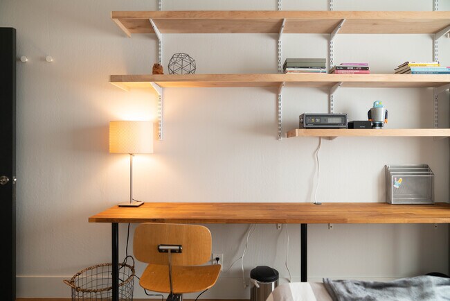 Dedicated work table - 5955 Fern St