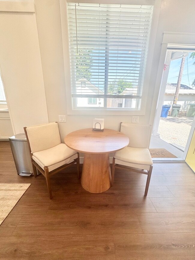 Building Photo - Adorable and updated furnished home in Fol...