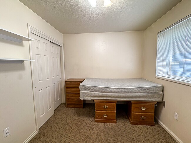 Building Photo - 391 E 700 N