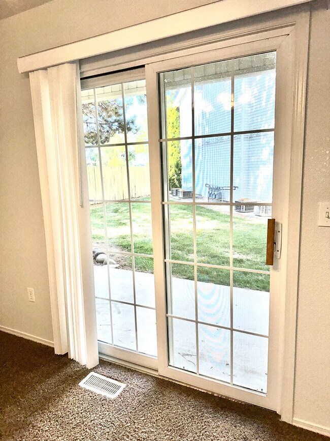 Building Photo - Love where you live in this 2 bedroom 2 bathroom 1st floor apartment!