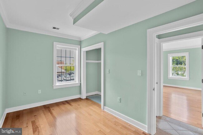 Building Photo - 117 E Dover St