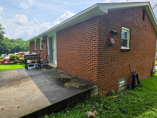 Building Photo - 408 Hazelnut Dr
