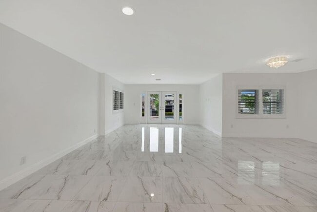 Building Photo - 2612 NE 5th St