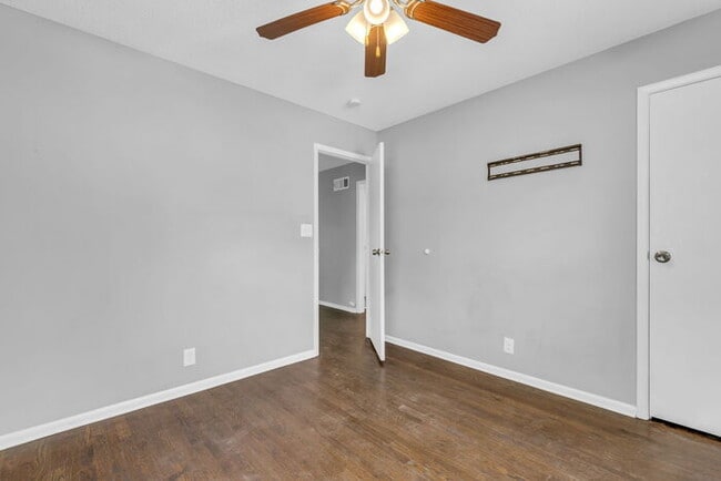 Building Photo - 4 bed, 2 bath, updated interior, AVAILABLE...