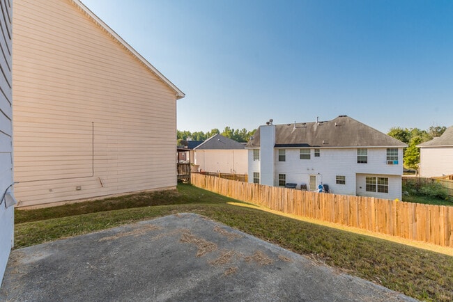 Building Photo - Spacious 4 bedroom 2.5 bath