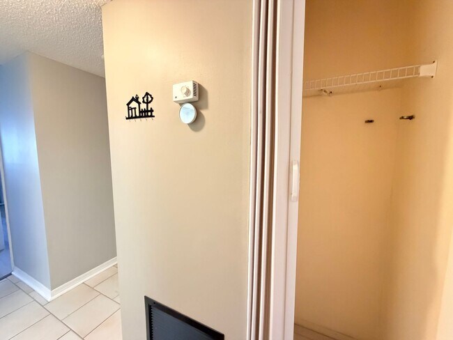 Building Photo - 1/1 CONDO 55 + COMMUNITY - GLEN OAKS, CLOSE TO DOWNTOWN SRQ!